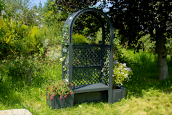 KHW Gartenbank Amsterdam mit Rosenbogen und Spalier