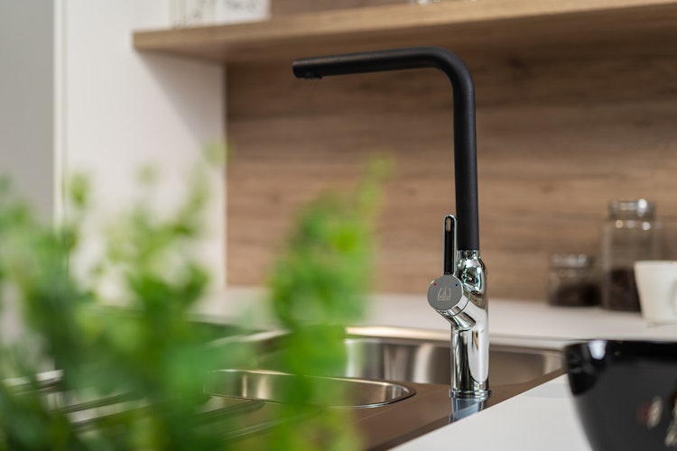 Wasserhahn Küchenarmatur, BOD, mit 360° schwenkbarem L-Auslauf, Verchromt / Schwarz Granit