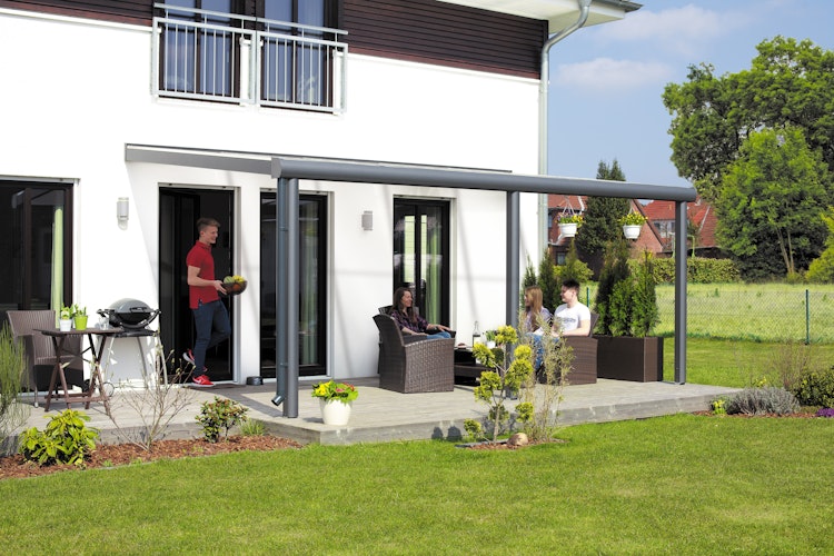 Skan Holz Aluminium Terrassenüberdachung Monza Breite 648 cm mit Echtglas-Dach