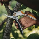 Vorschaubild Fiskars Plus Metall Bypass Gartenschere P531 1057168