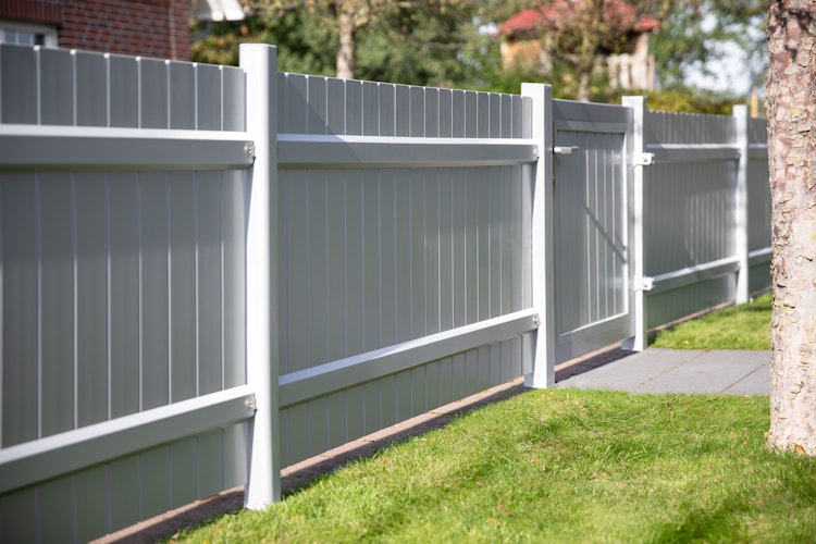TraumGarten Alu-Vorgartenzaun Squadra auf Maß