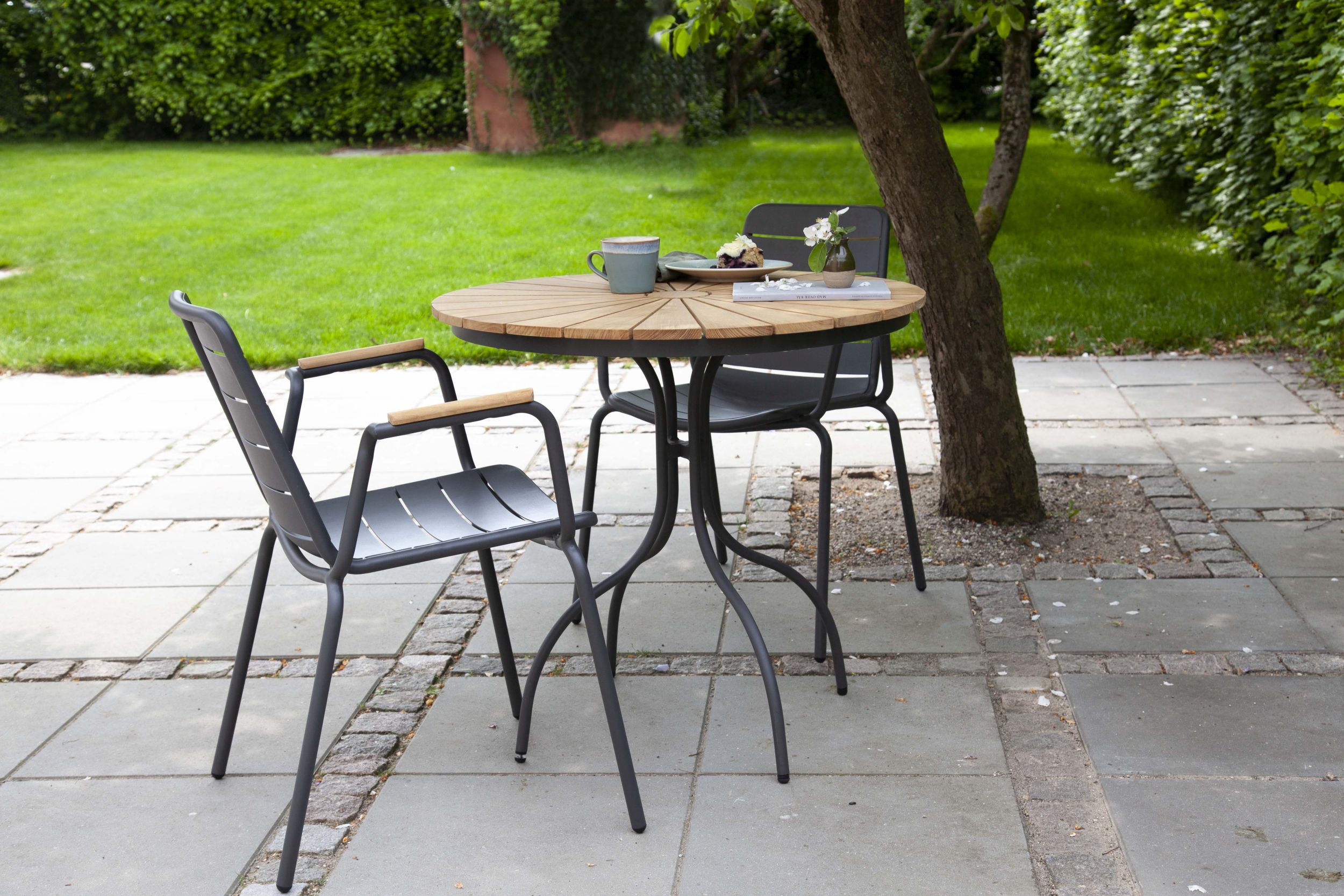 Cinas Balkon-Set ELLEN / PARC, Kaffeetisch Ø 80 cm + 2 Sessel, Aluminium Anthrazit / Teak