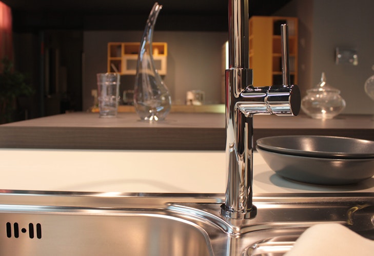 Minimalistischer Wasserhahn Küchenarmatur, TECNO, mit 360° schwenkbarem U-Auslauf, Verchromt