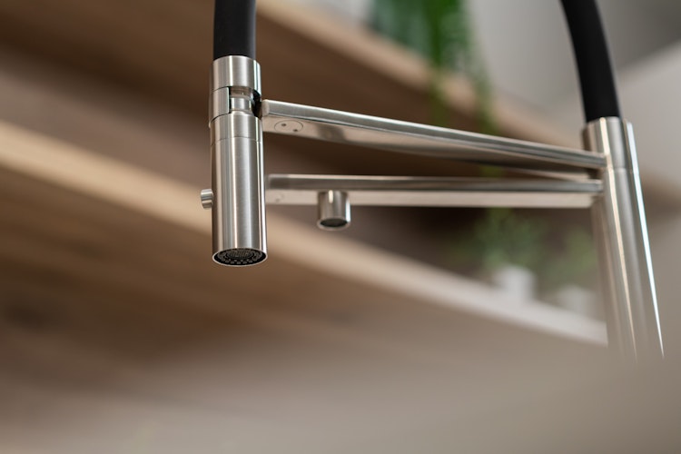 NIEDERDRUCK 3 Wege Wasserhahn Küchenarmatur, Edelstahl Massiv mit 360° schwenkbarem Auslauf, abnehmbare 2 strahl Handbrause, Gebürstet / Weiß