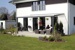 Skan Holz Aluminium Terrassenüberdachung Modena Breite 434 cm mit Echtglas-Dach