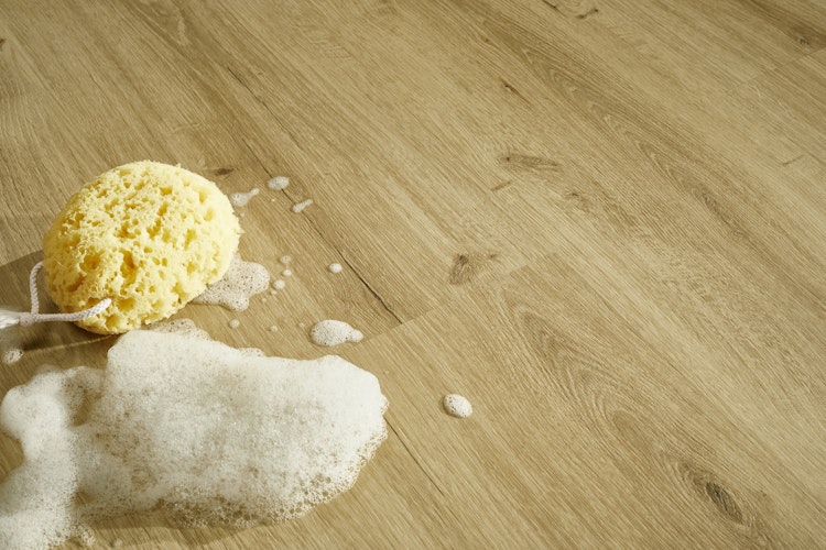 Handmuster KWG Antigua classic Palaceeiche Amalia mit Synchronprägung Designvinyl Fertigfußboden 123,5x23 cm