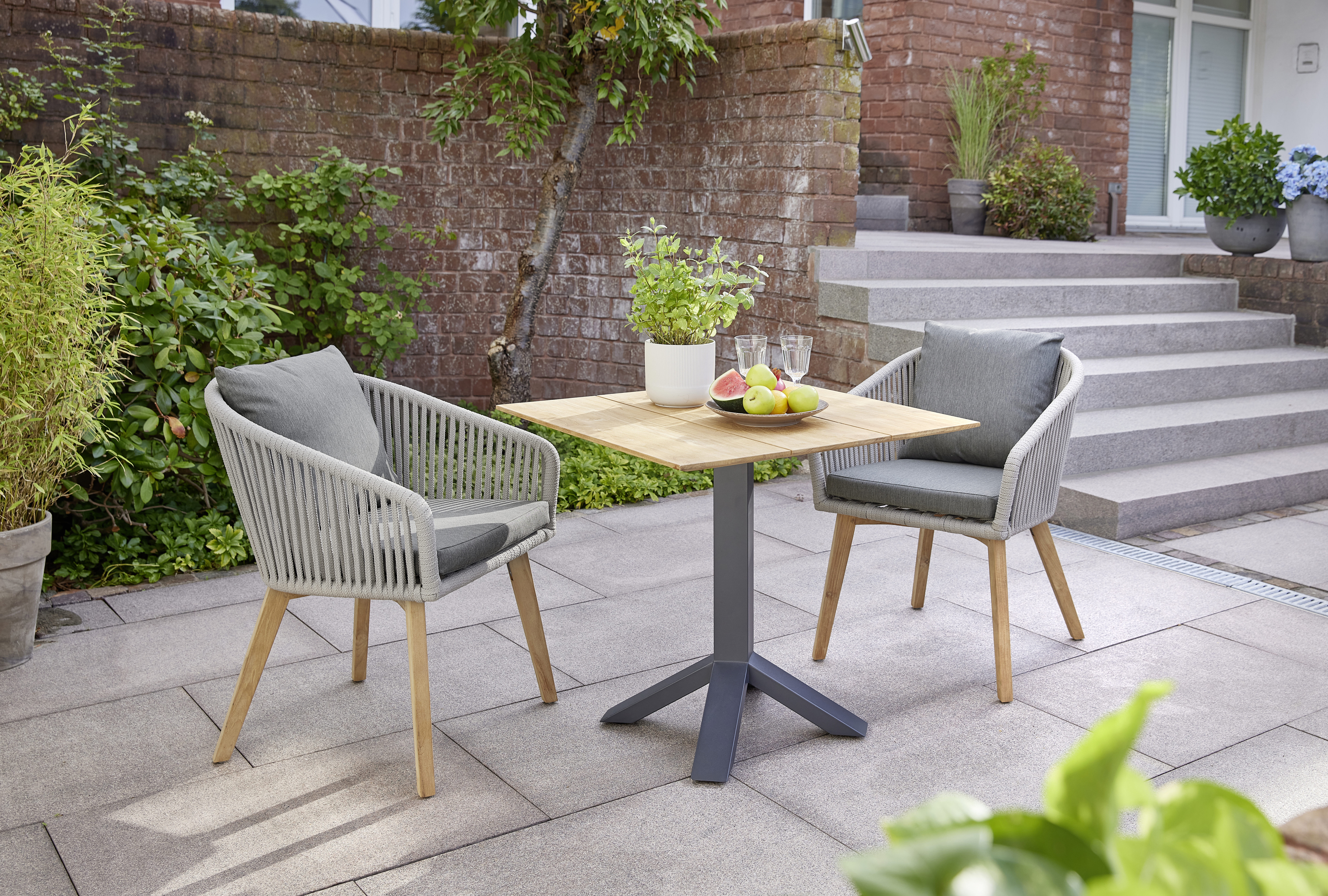 Diamond Garden Balkon-Set SHEFFIELD, Tisch + 2 Stühle, Edelstahl Dunkelgrau / Recycled Teak / Rope Hellgrau