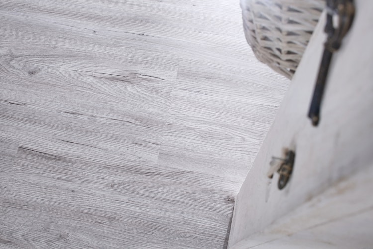 KWG Antigua Novel Ziereiche silber Designvinyl Fertigfußboden 123,5x30,5 cm