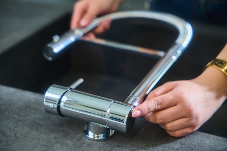 NIEDERDRUCK Wasserhahn Vorfenster Küchenarmatur, Umklappbar 6 CM, mit 360° schwenkbarem Auslauf, abnehmbare 2 strahl Handbrause, Verchromt / Schwarz