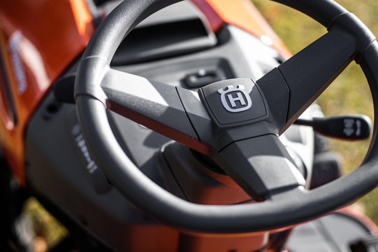Husqvarna Rasentraktor TC 138 - mit gratis Abdeckhaube