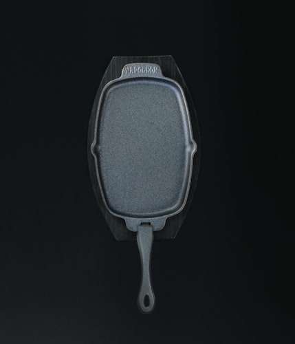 NAPOLEON Gusseiserne Pfanne mit Holz-Untersetzer (56008)