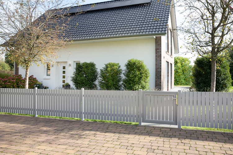TraumGarten Alu-Vorgartenzaun Squadra auf Maß