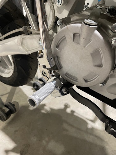 Racemodeparts hochgelegte Fußraste aus Aluminium