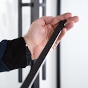 Vorschaubild Flexo aufklebbarer Alusteg für Lofttüren schwarz 1000 x 20 x 3 mm paarweise, inkl. Klebeband