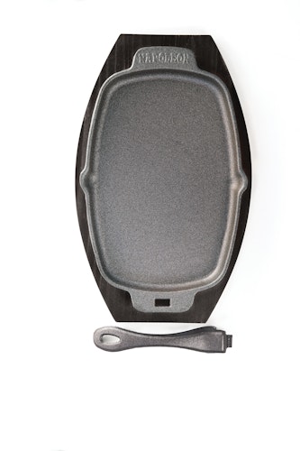 NAPOLEON Gusseiserne Pfanne mit Holz-Untersetzer (56008)