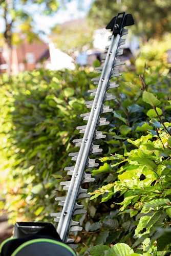 EGO Power Akku-Heckenschere HT2411E inkl. Akku BA1400T + Ladegerät CH2100E