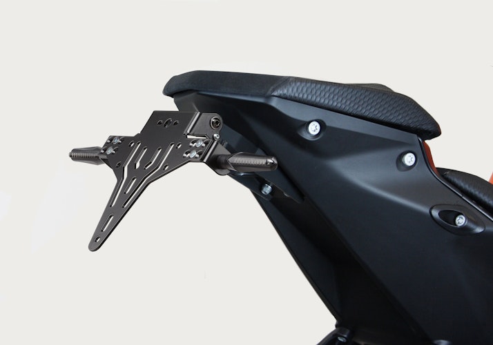 PROTECH V-SHAPE Kennzeichenhalter Alu & Stahl Schwarz für KTM 1390 Super Duke R / EVO, 990 Duke, 990 Duke R