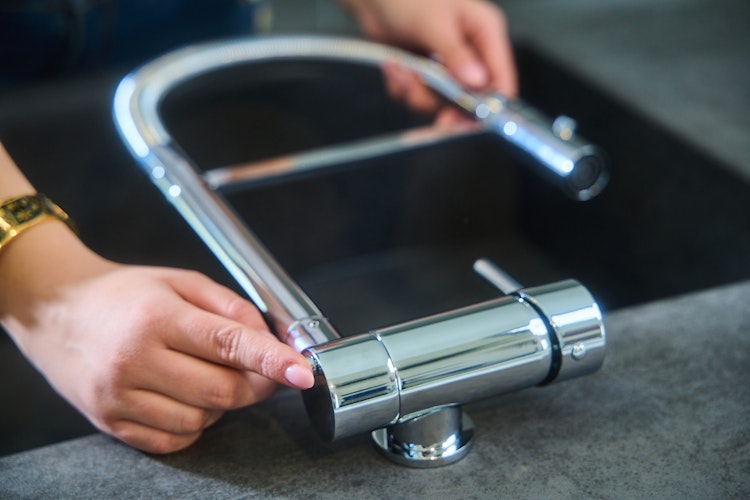 Wasserhahn Vorfenster Küchenarmatur, Umklappbar 6 CM, LINKER HEBEL, mit 360° schwenkbarem Auslauf und abnehmbare 2 strahl Handbrause