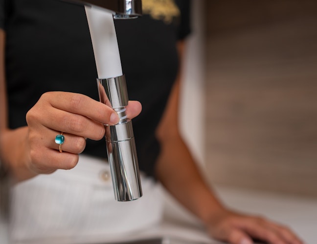 Wasserhahn Vorfenster Küchenarmatur, Umklappbar 4,5 CM, mit 360° schwenkbarem Auslauf, abnehmbare 2 strahl Handbrause, Verchromt / Weiß