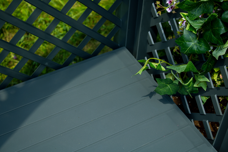 KHW Gartenbank Amsterdam mit Rosenbogen und Spalier