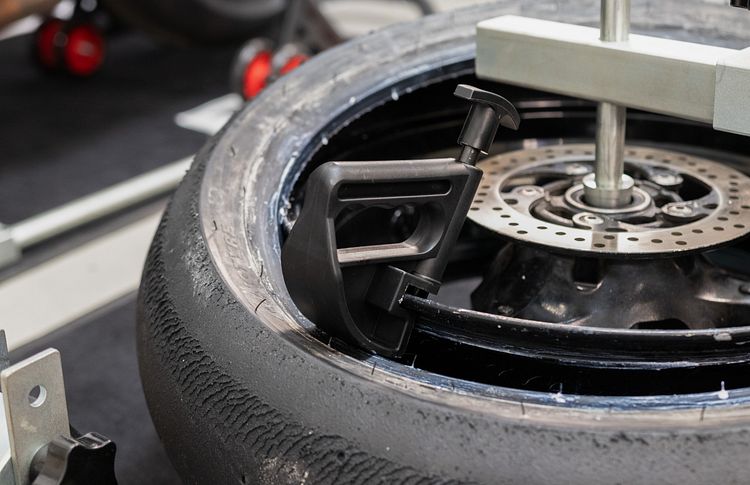 BTR Reifenmontiergerät EVOX® mit Wuchtbock